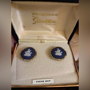 Wedgwood VIKING SHIP Cufflinks in Original Box. Round Cameo Jasperware. Stratton